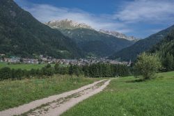 La cittadina di Predazzo in Val di Fiemme in estate, sullo sfondo il massiccio del Latemar