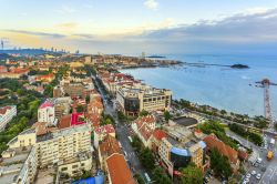 La cittadina di Qingdao vista dall'alto, Cina. La sua architettura è più simile a quella di un centro europeo piuttosto che di una tipica località cinese.
