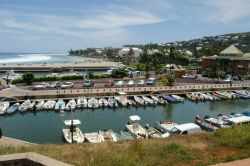 La cittadina di Saint Gilles sull'isola de La Réunion, Francia d'oltremare. Il porto turistico di Saint Gilles, località balneare nel comune di Saint Paul - © Stefano ...