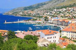 La cittadina di Senj fotografata dall'alto con le sue case e il porto, Croazia.

