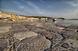 La cittadina di Senj vista dal lungomare, Croazia. Sorge di fronte alle isole di Veglia e di Pervicchio.
