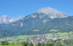 La cittadina di Telfs (Tirolo) si trova nel centro della valle del fiume Inn in Austria - © travelpeter / Shutterstock.com
