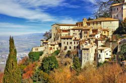 La cittadina di Todi, uno dei borghi più belli d'Italia (Umbria). Il cuore pulsante del paese si sviluppa attorno a Piazza del Popolo dove sorgono alcuni dei monumenti più ...