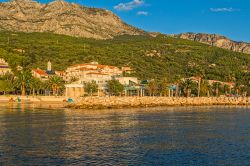 La cittadina di Tucepi (Crozia) vista dal mare al calar del sole - © OPIS Zagreb / Shutterstock.com