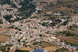 La cittadina di Valdericie, Sicilia, fotografata da Monte San Giuliano