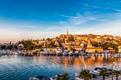 La cittadina di Vrsar all'alba, Croazia. Tutti i belvedere d'Orsera abbracciano l'arcipelago e sono abbelliti da tavoli e panche in pietra.



