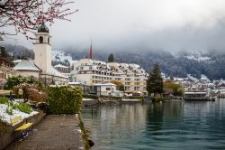 La cittadina di Weggis sotto la neve, Svizzera. In inverno questa località accoglie turisti appassionati di sci e snowboard. 
