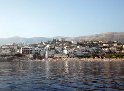 La cittadina e la spiaggia di Himare in Albania