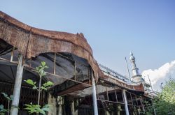 La cittadina fantasma di Consonno nel comune di Olgiate in Lombardia, provincia di Lecco - © tartaruga1988 / Shutterstock.com