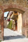 La cittadina medievale di Buonconvento, Toscana: il paese, che ha mantenuto intatto l'aspetto originale, si presenta con case e palazzi con mattoni rossi.
