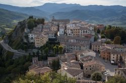 La cittadina medievale di Pennabilli, Emilia Romagna. Questa località sorge al centro di un anfiteatro naturale nell'Alta Valmarecchia a 630 metri sul livello del mare, affacciata ...