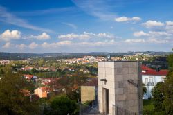 La cittadina medievale di Viseu vista dall'alto, Portogallo. E' nota anche come Città del Pino Verde in quanto circondata da pinete lussureggianti.

