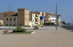 La cittadina toscana di San Vincenzo, provincia di Livorno. Intorno alla torre e alla chiesa si sviluppò il borgo primitivo abitato un tempo da pescatori.
