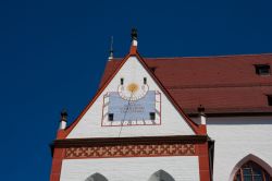 La clessidra sulla facciata dell'Himmelfahrt Church a Landsberg am Lech, Germania. Questa chiesa parrocchiale dedicata a Maria si presenta con struttura gotica barocchizzata a fine Seicento  ...