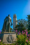 La Coit Tower e la statua di Cristoforo Colombo a San Francisco, California, in una giornata soleggiata. Costruita fra il 1933 e il 1938, questa torre sorge a Pioneer Park.
