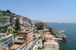 La collina di Posillipo a Napoli, panorama sulla costa del golfo campano