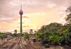 La Colombo Lotus Tower fotografata al tramonto, Sri Lanka. In cima alla torre vi sono un albergo di lusso, un ristorante, una piattaforma d'osservazione e una sala per ospitare eventi da ...