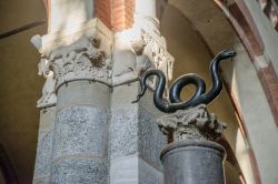 La Colonna del Serpente dentro la Chiesa di Sant'Anbrogio a Milano