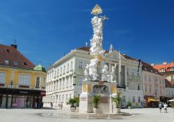 La Colonna della Peste sulla Hauptplatz di Baden bei Wien. in Austria - © Alizada Studios / Shutterstock.com