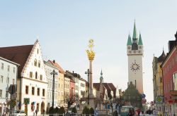 La Colonna della Trinità e la Stadtturm a Straubing, Baviera, Germania. La torre cittadina, situata fra due piazze, s'innalza per 68 metri. Venne fatta costruire fra il '300 e ...