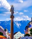 La colonna della Vergine con il Bambino nel centro cittadino di Murnau am Staffelsee, Baviera (Germania).
