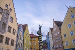 La colonna di una fontana nel centro storico di Zugo, Svizzera, con le case affacciate sulla piazza principale - © Supavadee butradee / Shutterstock.com