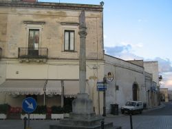 La colonna Lu 'sanna nella piazza centrale di Merine nel Salento - © Lupiae - CC BY-SA 3.0, Wikipedia