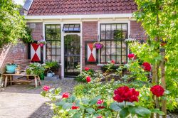 La colorata Almshouse di Haarlem, Olanda. In origine ospitava famiglie povere e donne anziane - © HildaWeges Photography / Shutterstock.com