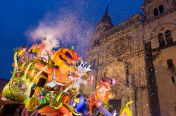La colorata parata di Carnevale serale ad Acireale in Sicilia  - © Enrico Coco