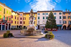La colorata piazza centrale di Cividale del Friuli, provincia di Udine (Italia)