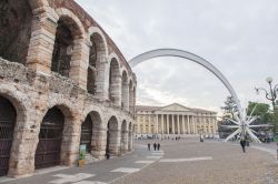 La cometa di Rinaldo Olivieri, simbolo del Natale a Verona - L'opera dell'artista Olivieri è diventata il simbolo del Natale a Verona. Installata proprio nella piazza sita vicino ...