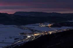 La conca di Cerknica in inverno, Slovenia - Una bella fotografia notturna di Cerknica, graziosa cittadina slovena poco lontana dal confine italiano. Sorge in una conca delle Alpi Giulie e si ...