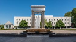 La "Confluence" fountain (Clyde Lynds) di fronte al New Jersey State Library in West State Street a Trenton, New Jersey - © Nagel Photography / Shutterstock.com