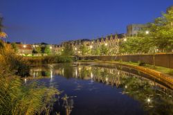 La Contre Escarpe a Doesburg, Olanda. Fotografata di notte, questa strada asfaltata è incuneata fra il canale e il fiume IJssel.
