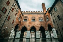 La coorte interna di Palazzo Gotico o Palazzo del Comune in Piazza Cavalli fotografato durante la quarantena del Coronavirus 2020 in Italia - © Luca Gionelli / Shutterstock.com