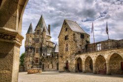 La coorte interna del Chateau de Vitre, lo splendido castello francese in Bretagna