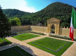 La coorte interna di Villa Vescovi a Luvigliano di Torreglia tra i rilievi deil Colli Eugani nella provincia di Padova - Italy - © LIeLO / Shutterstock.com