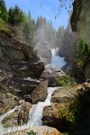 La corrente tumultuosa della Dora di Vernay vicino a Pre-Saint-Didier in Valle d'Aosta