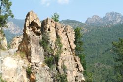 La Corsica Selvaggia: Col di Bavella - questo bellissimo massiccio, noto in particolare per le guglie di granito rosa che lo caratterizzano e che raggiungono fino ai 900 metri di altezza, è ...