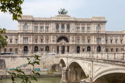 La Corte Suprema di Cassazione a Roma si affaccia sul fiume Tevere - © Vorobyev Viacheslav / Shutterstock.com