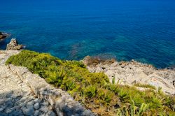 La costa ad est dalla spiaggia di Ficarazzi in Sicilia, provincia di Palermo