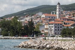 La costa adriatica nei pressi della città di Crikvenica, Croazia. Cirquenizza, questo il nome italiano della località balneare, sorge nel Golfo del Quarnero - © StockPhotosLV ...