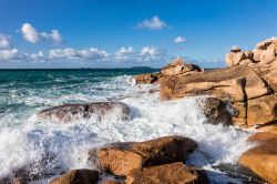 La costa atlantica in Bretagna nei pressi del villaggio di Ploumanac'h, Francia 