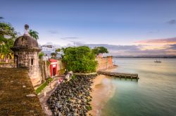 La costa caraibica di San Juan, Porto Rico, lungo Paseo de la Princesa. La passeggiata più amata di Porto Rico risale al 1853. Splendidamente restaurata, Paseo de la Princesa accoglie ...