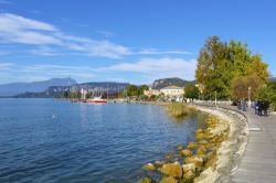 La costa del Lago di Garda fotografata da Bardolino in Veneto. Cerniera fra le regioni di Lombardia, Veneto e Trentino Alto Adige, il lago di Garda è posto in parallelo all'Adige ...