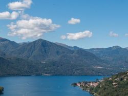 La costa del lago d'Orta intorno a Nonio ed Oira in Piemonte, fotografata dal versante orientale del lago