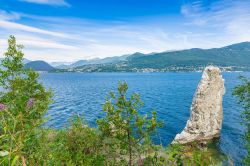 La costa del Lago Maggiore intorno a Ghiffa fotografata da Laveno e Luino, in Piemonte