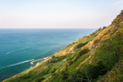 La costa del Monte San Bartolo, a nord di Pesaro, Marche, Italia.
