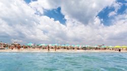 La costa della spiaggia di Navodari nei pressi di Costanza in Romania - © Mihai_Andritoiu / Shutterstock.com