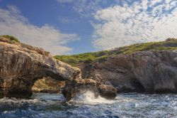 La costa delle Isole Tremiti, nel Parco Nazionale del Gargano (Puglia), con il suo famoso arco di roccia sul Mare Adriatico.